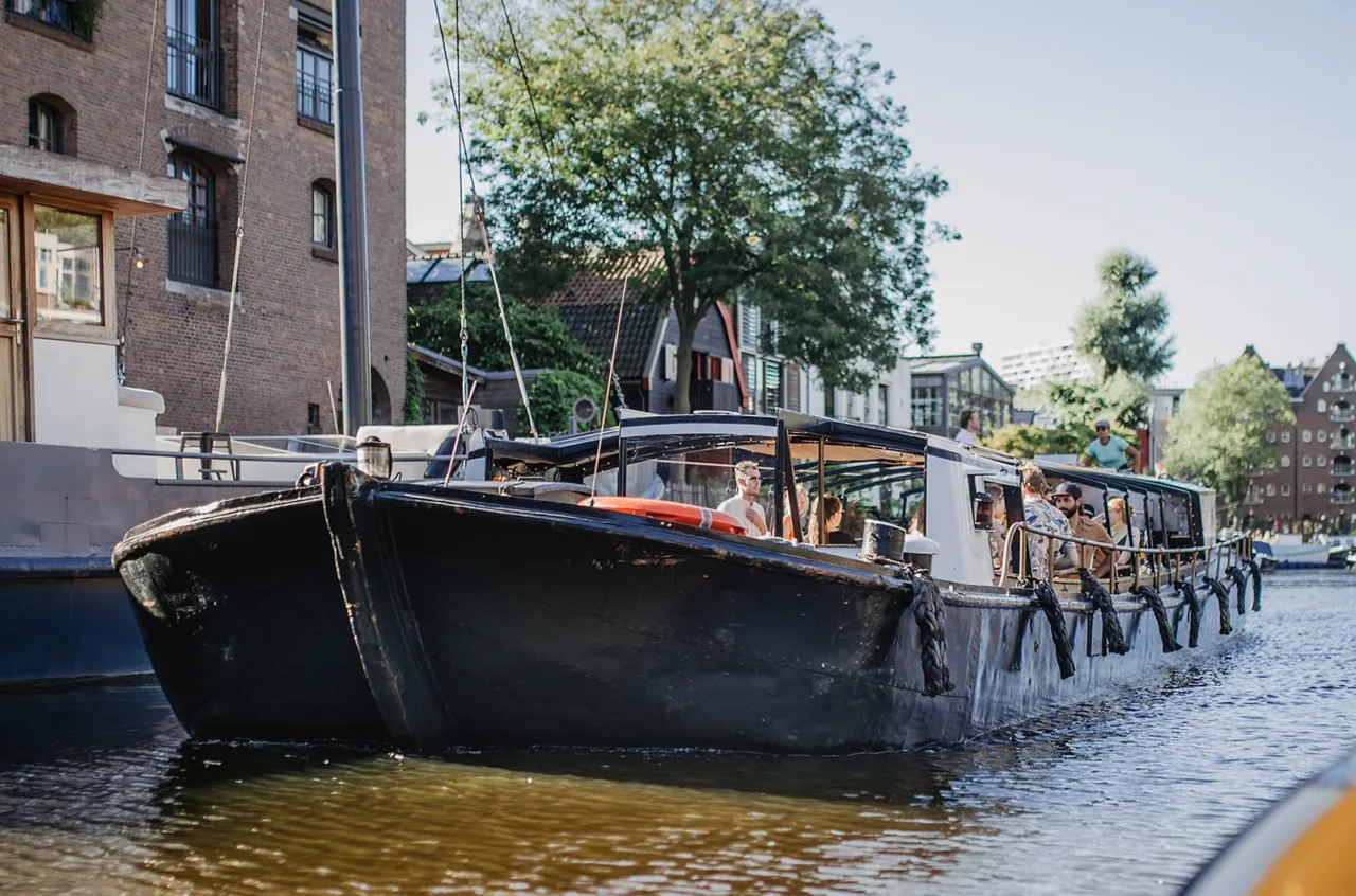 50 PERSOONS TIJD ZAL HET LEEREN rederij mokum boot huren amsterdam