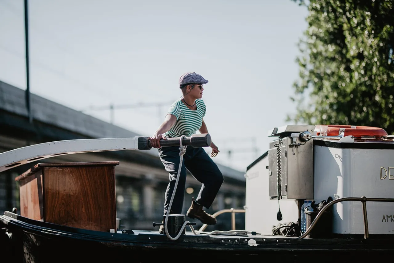 boot huren amsterdam varen op het water rederij mokum