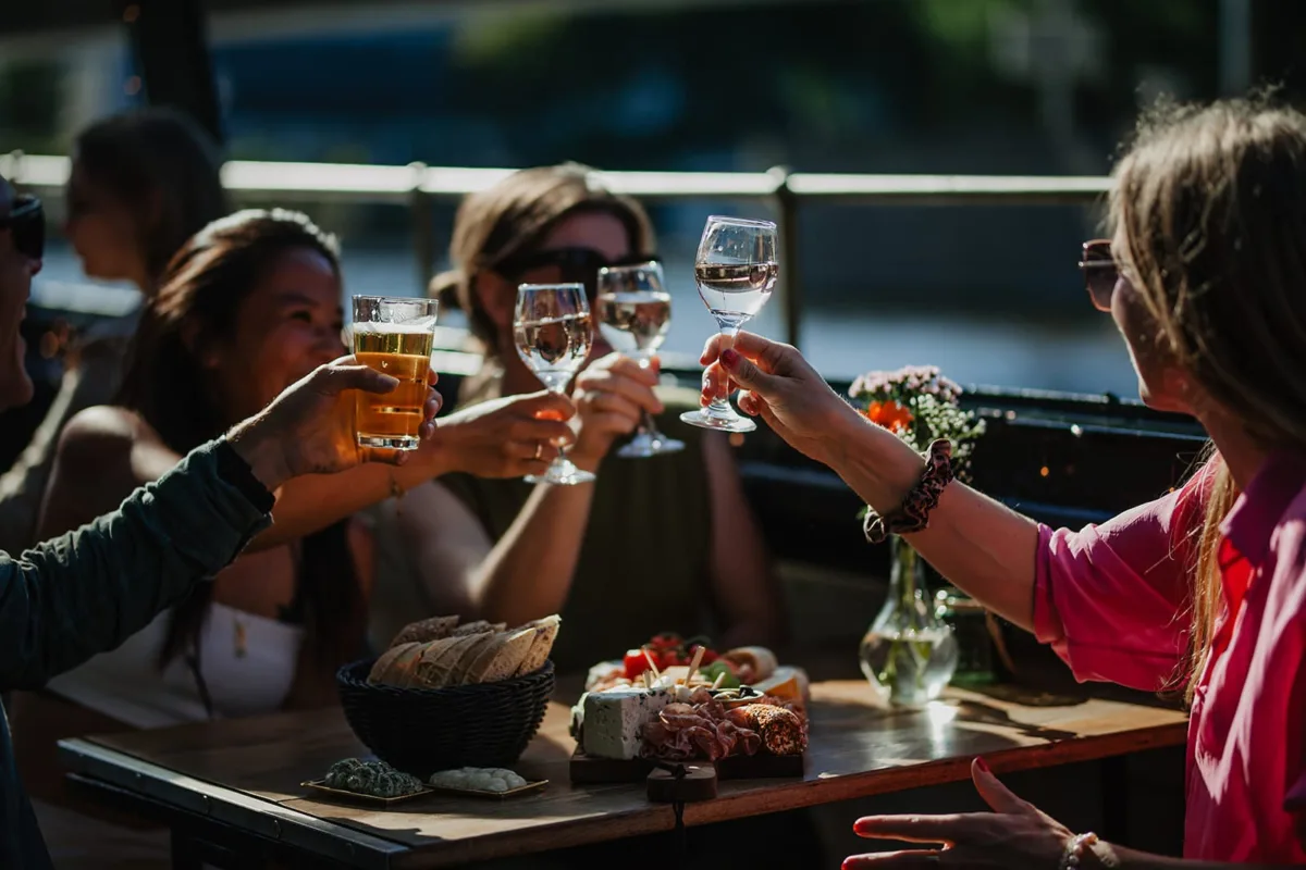 shared tapas boot borreltocht tapasboot spaanse boot amsterdam boot huren rederij mokum