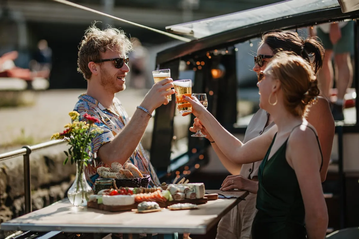 vrijdagmiddag borrel vrijmibo borreltocht varen in amsterdam rederij mokum