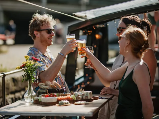 vrijdagmiddag borrel vrijmibo borreltocht varen in amsterdam rederij mokum