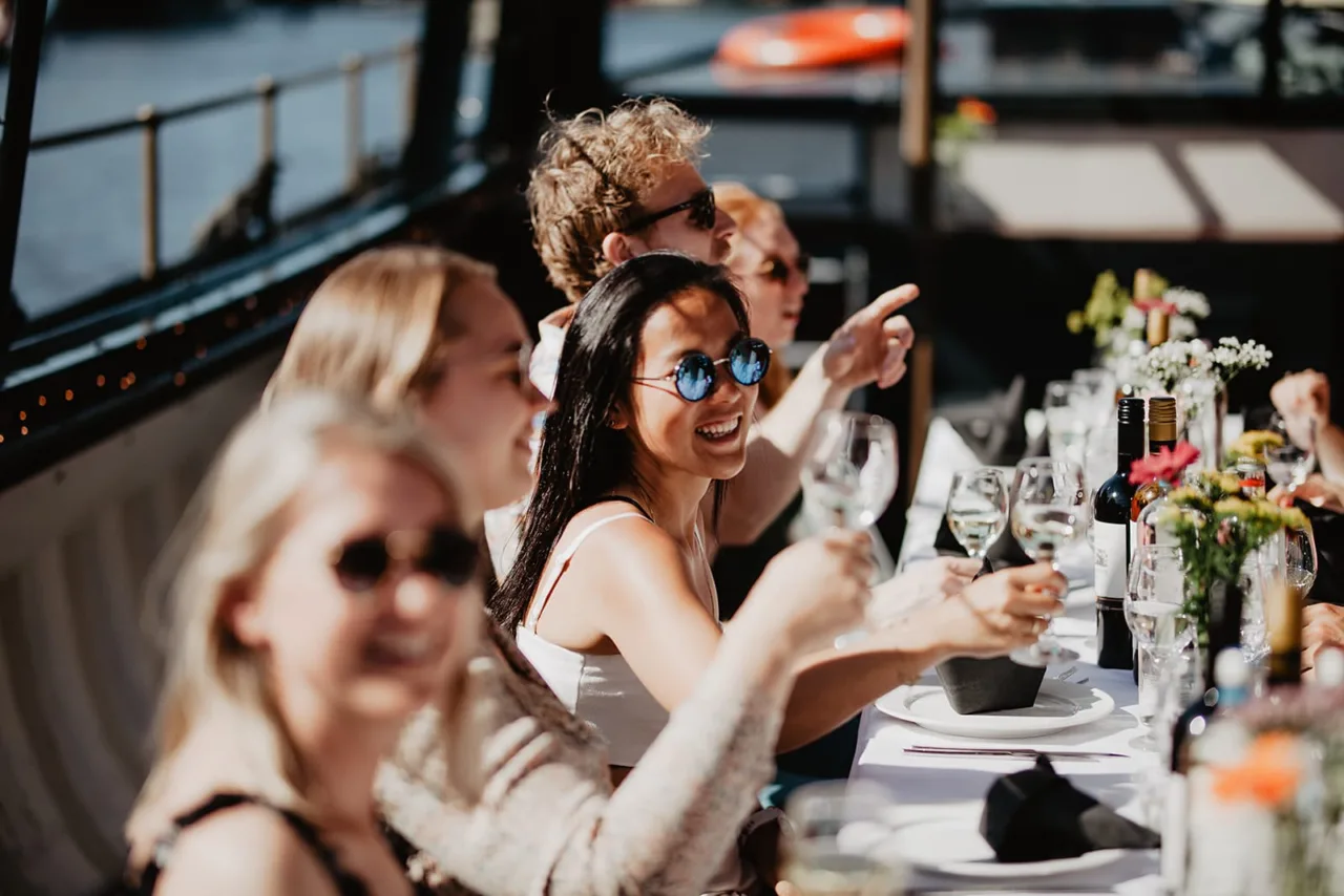 dinner cruise amsterdam, drie gangen diner op boot 3 gangen dinner rederij mokum