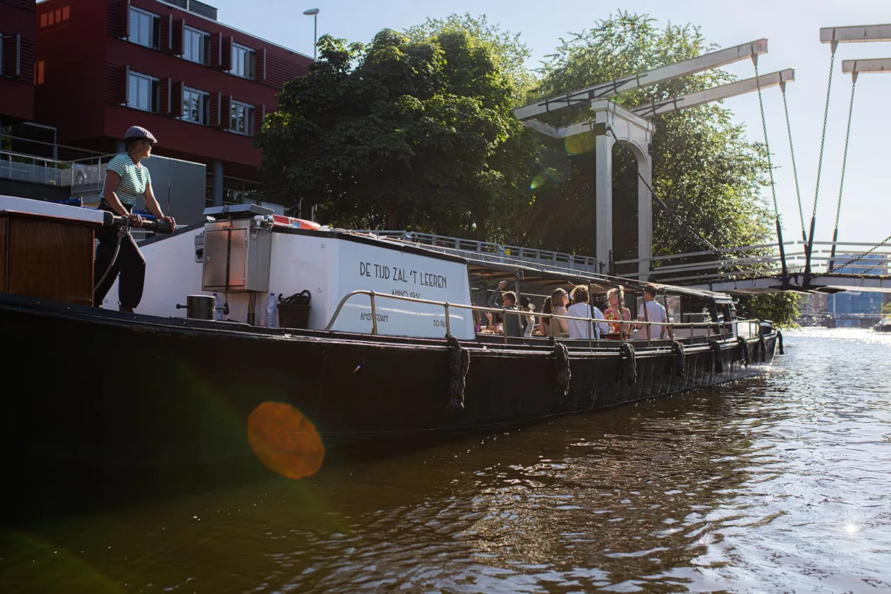 50 PERSOONS TIJD ZAL HET LEEREN rederij mokum boot huren amsterdam