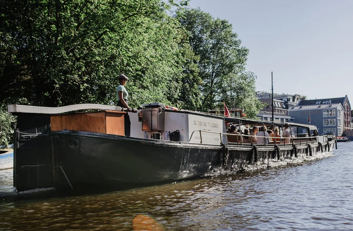 50 PERSOONS TIJD ZAL HET LEEREN rederij mokum boot huren amsterdam