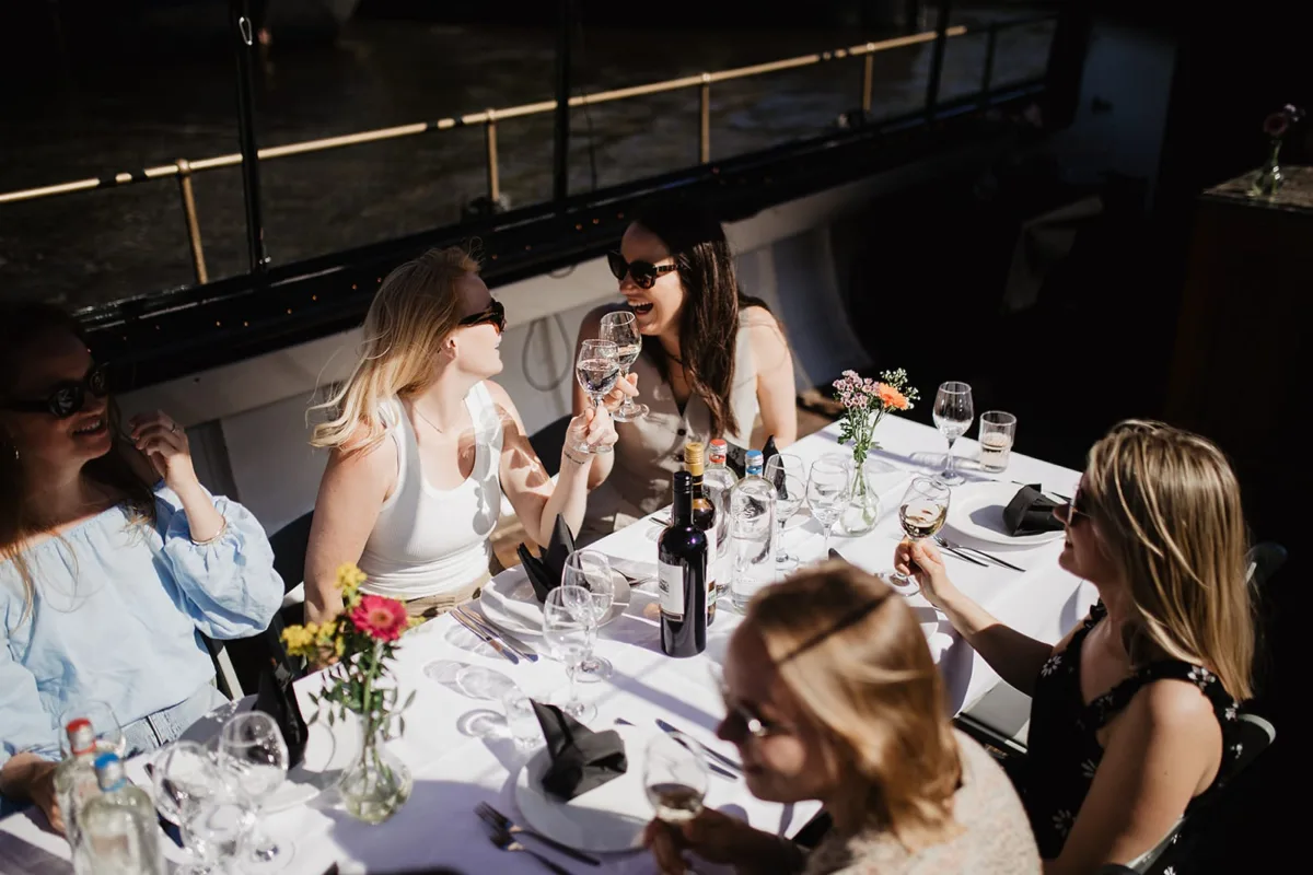 dinner cruise amsterdam, drie gangen diner op boot 3 gangen dinner rederij mokum