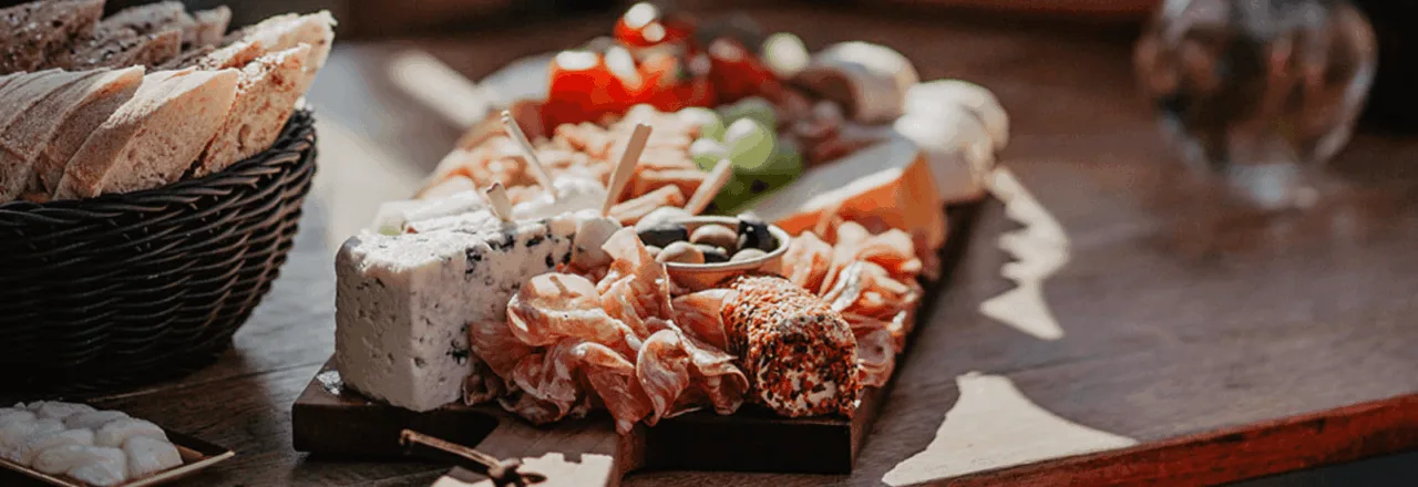 shared tapas boot borreltocht tapasboot spaanse boot amsterdam boot huren rederij mokum