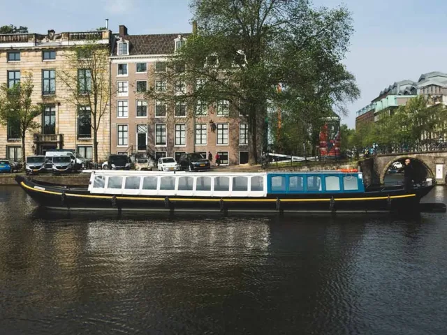mokumer-trekschuit-varen-in-de-amsterdamse-grachten