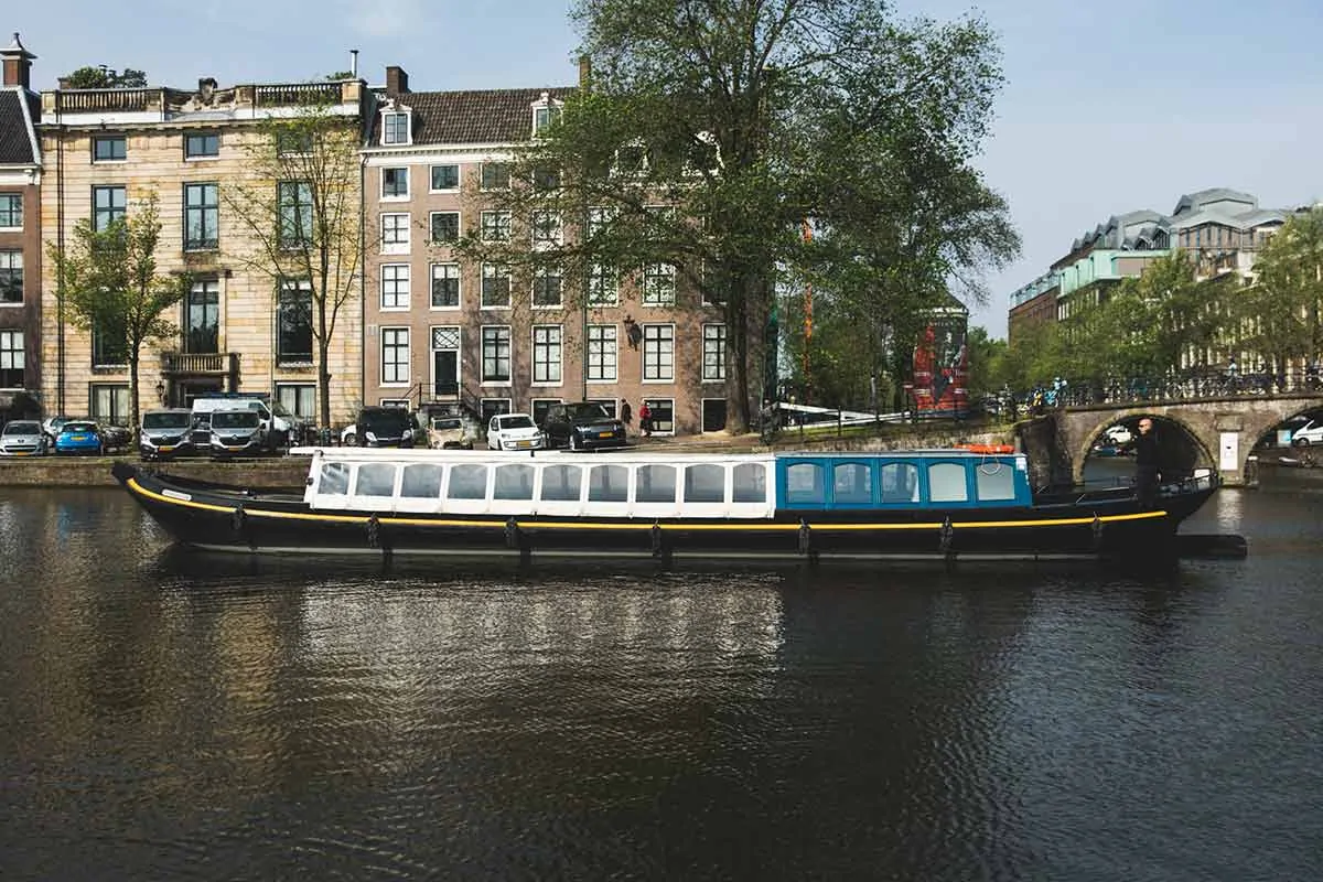 mokumer-trekschuit-varen-in-de-amsterdamse-grachten